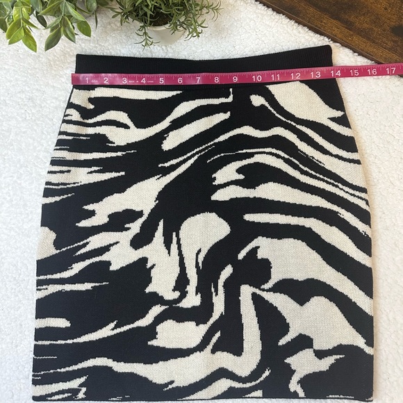 H&M mini zebra sweater skirt - Picture 2 of 7